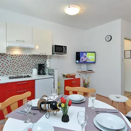 Spacious With Garden Apartment Porec
