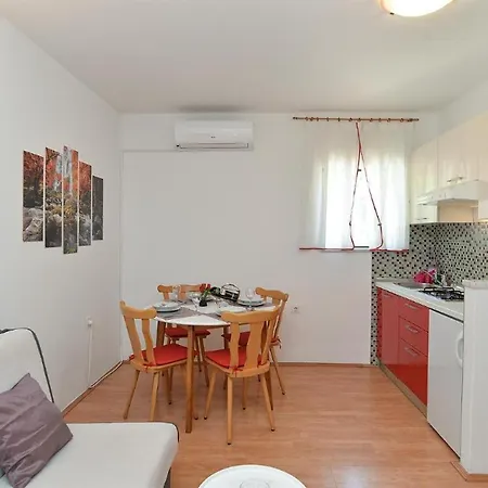 Spacious With Garden Apartment *