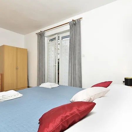 Spacious With Garden Apartamento Poreč