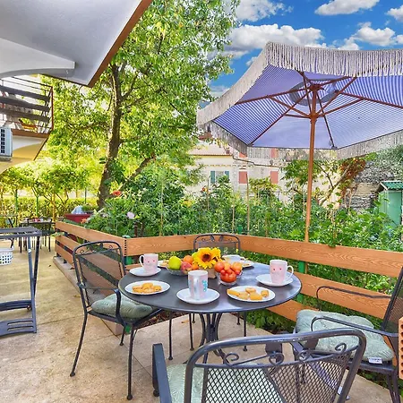 Spacious With Garden بوريتش
