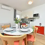 Spacious With Garden Apartment