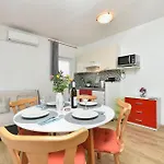 Spacious With Garden Apartment Poreč