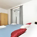 Spacious With Garden Διαμέρισμα Πόρετς
