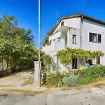 Spacious With Garden Poreč