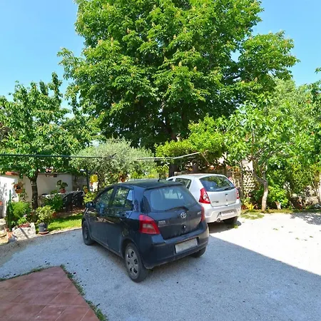 Apartment Spacious With Garden Porec