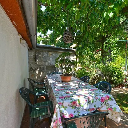 Spacious With Garden Apartment Porec