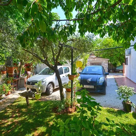 Spacious With Garden Porec