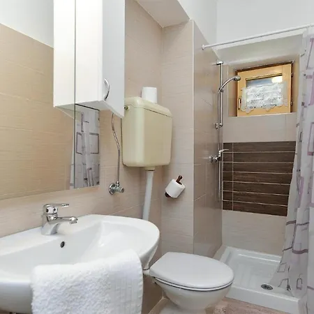 Spacious With Garden Apartment *