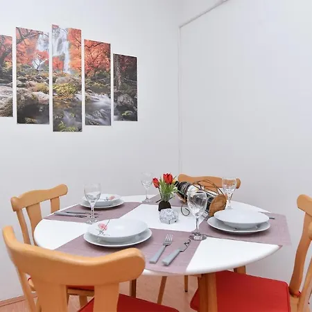 Spacious With Garden Apartment *