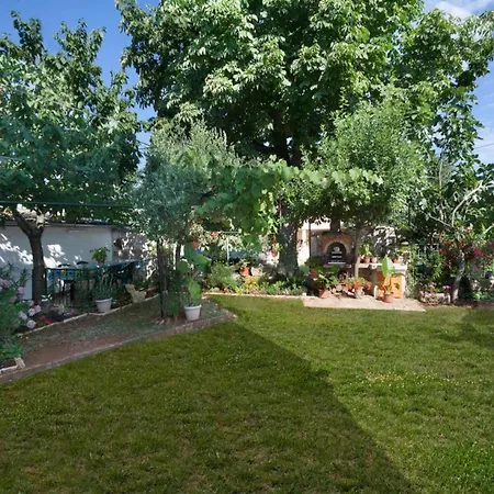 Spacious With Garden Apartment Porec