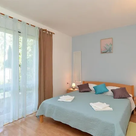 Apartment Spacious With Garden Porec
