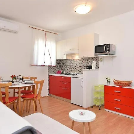 Spacious With Garden Apartment Porec