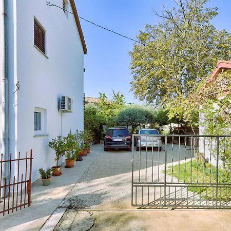 Apartment Spacious With Garden Porec