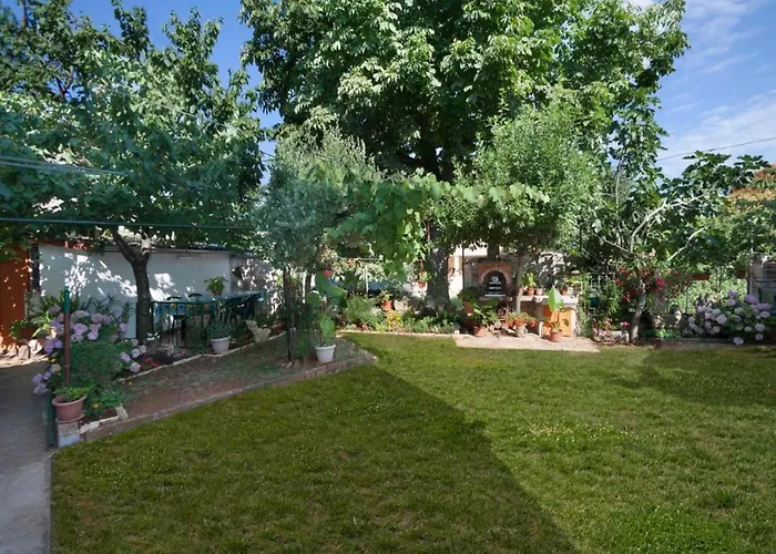 Spacious With Garden Apartment Porec