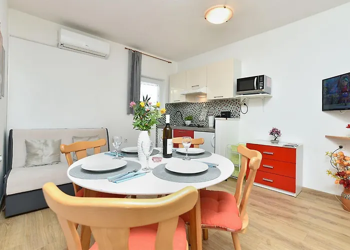 Spacious With Garden Apartment