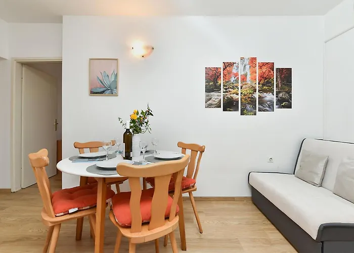 Spacious With Garden Apartment