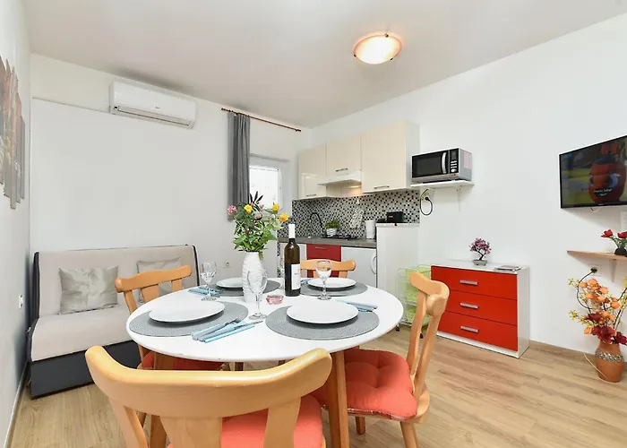 Spacious With Garden Apartment Porec