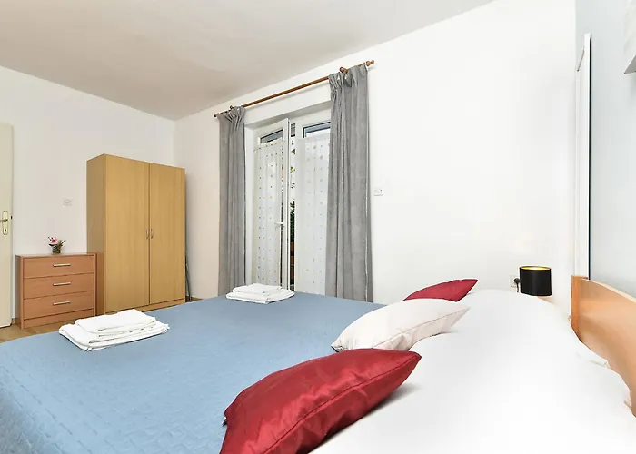 Spacious With Garden Apartment Porec