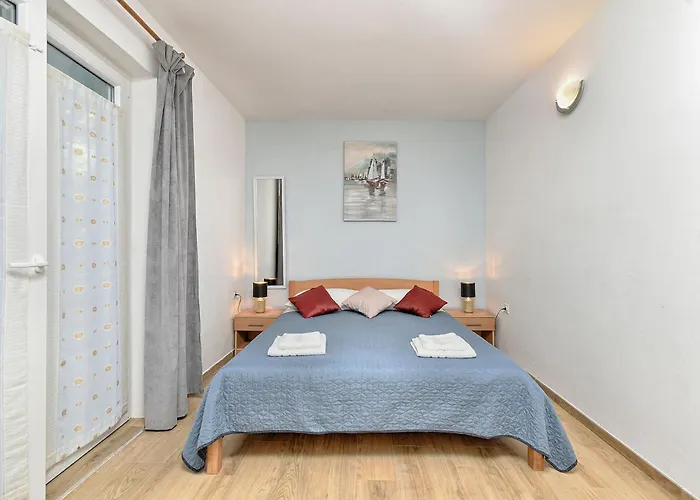 Spacious With Garden Porec