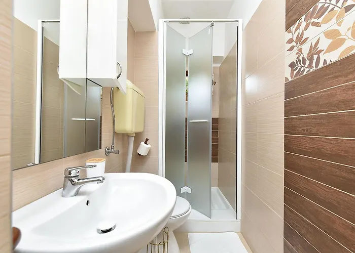 Spacious With Garden Apartment *