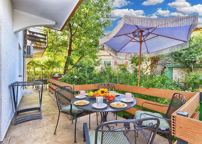 Spacious With Garden Porec