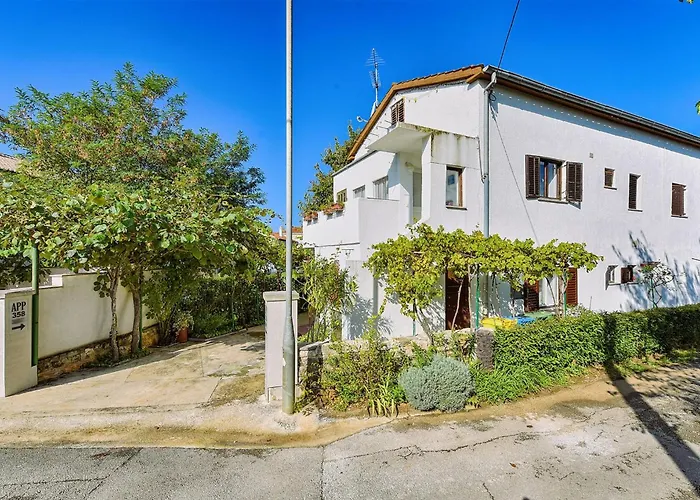 Spacious With Garden Porec