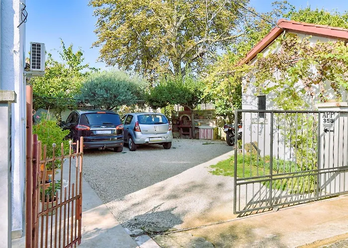 Spacious With Garden Porec