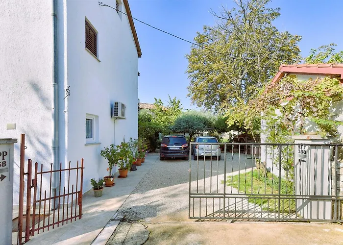 Apartment Spacious With Garden Porec